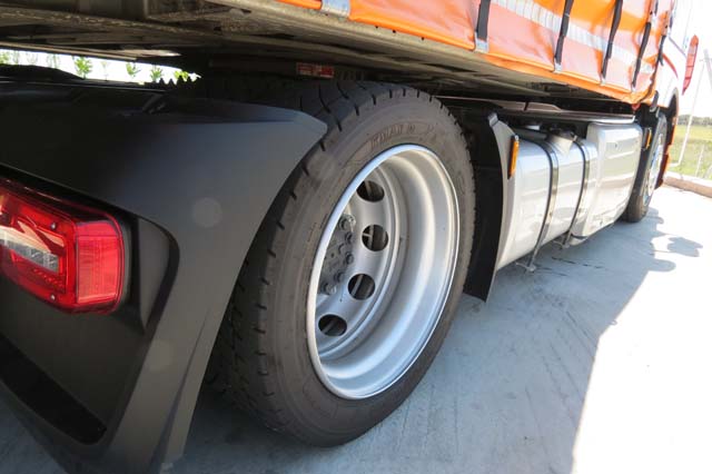 Una vez enganchados vemos como en el chasis del DAF XF Low Deck no nos sobra el espacio...
